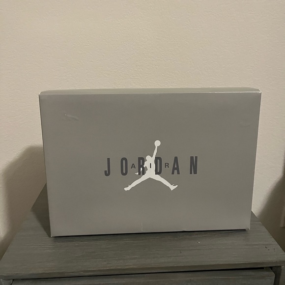 Cool Grey 11’s slightly used and creased. Has box and wrapping. - Picture 4 of 11